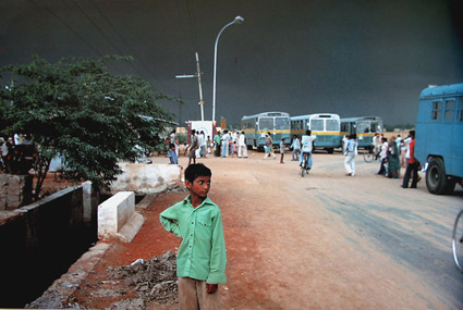 Raghubir Singh, Boy at Bus Stop, New Delhi, 1982