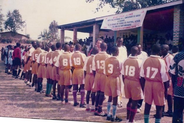 A match of reconciliation between former Burundian Armed Forces (ex-FAB) and former combatants of the CNDD-FDD in December 2003, in a cantonment camp located in Bubanza (western Burundi). Source: National Olympic Committee of Burundi.