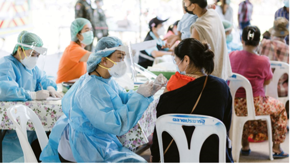 A nurse administers COVID-19 vaccine to a migrant in Maesot, a Thai town close to the Myanmar border, in November 2021. Photo: WHO/Anat Duangjan