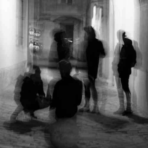 a blurry image of group people in black and white