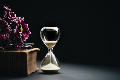 hourglass and a flower bouquet