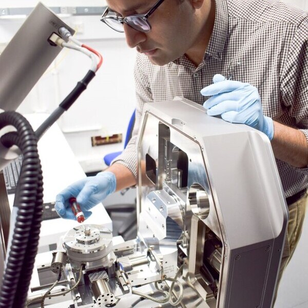 Image of Zeeshan Mughal operating an EM suite instrument