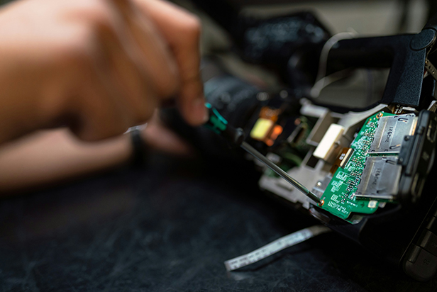 Person holding green and black circuit board - 61374 - Photo by ThisisEngineering RAEng on Unsplash