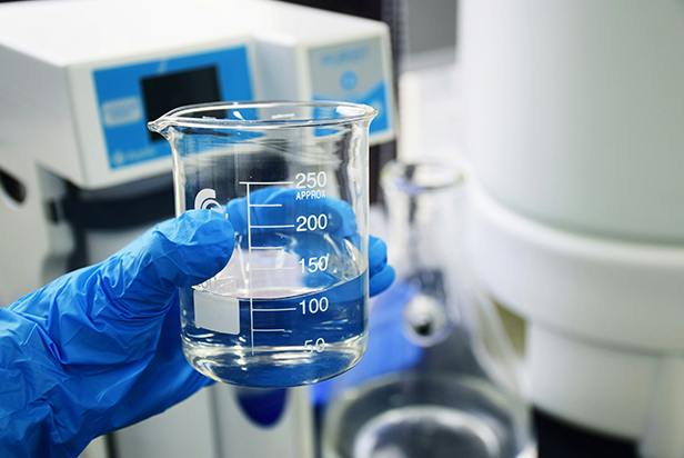 Clear glass measuring cup on white table - 52547 - Photo by RephiLe water on Unsplash