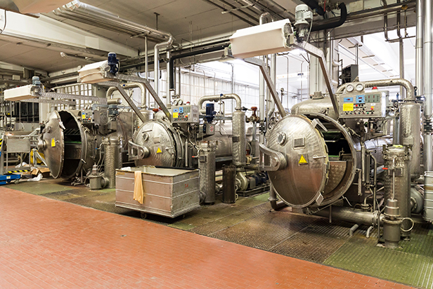 Machines for dyeing fabrics in an industrial dyeing