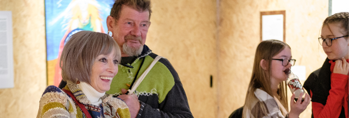 Pobl yn edrych ar arddangosfa gelf