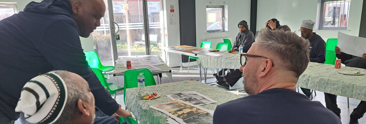 Pobl mewn gweithdy cymunedol