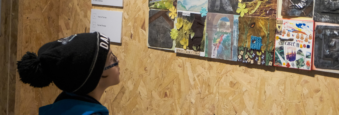 Person yn edrych ar arddangosfa gelf