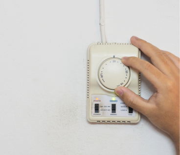 Thermostat gyda'r deial yn cael ei droi