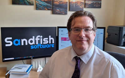 Stefan in front of a screen with the Sandfish logo